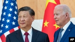 Foto Achiv: Prezidan Joe Biden, a dwat, kanpe ak Prezidan Lachin Xi Jinping anvan yon rankont nan Bali, Endonezi kote rankont o some G20 an ap dewoule, 14 Nov. 2022. 