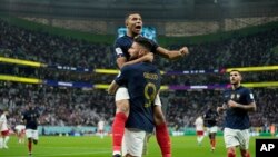 Franse Olivier Giroud selebre ak Kylian Mbappe apre li make yon gol nan ouveti match seleksyon nasyonal La Frans kont La Poloy, nan Mondyal Foutbol Qatar la, Dimanch 4 Desanm, 2022. 