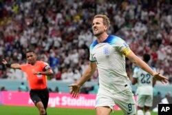 Jwe seleksyon nasyonal Anglete Harry Kane selebre dezyem gol ekip li pandan Mondyal Foutbol Qatar la kont Senegal, 4 Desanm 2022.