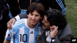 Lionel Messi và huyền thoại bóng đá Argentina Diego Maradona, huấn luyện viên đội tuyển Argentina tại World Cup ở Johannesburg, Nam Phi, ngày 17/6/2010. 