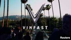 Logo của VinFast tại Triển lãm ô tô ở Los Angeles, California, Hoa Kỳ.