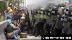 Người biểu tình đối lập đụng độ với cảnh sát ở thủ đô Caracas, Venezuela, ngày 7/6/2016.