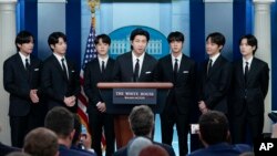 Foto Achiv: Manm gwoup K-Pop Sid Koreyen BTS: RM (mitan) epi de dwat a goch: V, Jungkook, Jimin, Jin, J-Hope, and Suga pandan yon evenman nan Lamezonblanch, Washington, 31 Me 2022. 