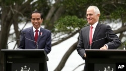 Tổng thống Indonesia Joko Widodo (trái) và Thủ tướng Australia Malcolm Turnbull trong chuyến thăm 2 ngày tới Australia của Tổng thống Indonesia, Sydney, 26/2/2017.