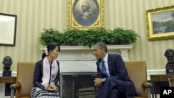 Tổng thống Hoa Kỳ Barack Obama gặp bà Aung San Suu Kyi tại Phòng Bầu dục của Tòa Bạch Ốc, ngày 19/8/2012