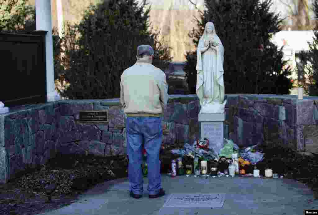  Một đ&agrave;i tưởng niệm tạm thời b&ecirc;n ngo&agrave;i Nh&agrave; thờ Saint Rose ở Newtown, Connecticut, ng&agrave;ỵ 15/12/2012. 