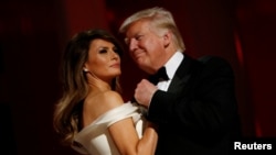 Tổng thống Donald Trump khiêu vũ với Đệ nhất phu nhân Melania trong ngày ông nhậm chức 20 tháng 1, 2017. Ông Trump được cho là đã bắt đầu ngoại tình với cô Karen McDougal khoảng ba tháng sau khi bà Melania sinh con.