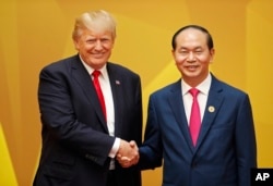 Tổng Thống Mỹ, Donald Trump và Chủ Tịch Nước Việt Nam, Trần Đại Quang, tại hội nghị APEC, Đà Nẵng.