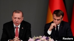 27 Ekim 2018 - Cumhurbaşkanı Recep Tayyip Erdoğan ile Fransa lideri Emmanuel Macron İstanbul'da düzenlenen Suriye zirvesinde gazetecilere konuştu