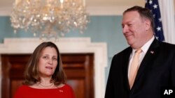 Ngoại trưởng Canada Chrystia Freeland và người đồng cấp Mỹ Mike Pompeo