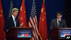 Ngoại trưởng Mỹ John Kerry phát biểu tại một cuộc họp báo bên cạnh Bộ trưởng Tài chính Jacob Lew sau khi kết thúc cuộc Đối thoại Kinh tế và Chiến lược Mỹ-Trung ở Bắc Kinh ngày 10/7/2014.