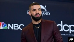 Foto Achiv: Drake pandan seremoni remiz pri mizik Billboard yo nan Las Vegas, 1 Me, 2019. 