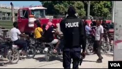 Yon polisye Ayisyen pandan yon manifestasyon nan Potoprens pou pwoteste kont lanmo kanmarad yo ki mouri anba bal gang ame, 26 Janvye 2023. 