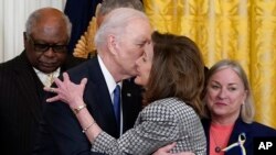 Prezidan Joe Biden bo Lide La Chanm de Reprezantan Nancy Pelosi pandan yon evenman nan Lamezonblanch, nan Washington, Madi 5 Avril 2022. 