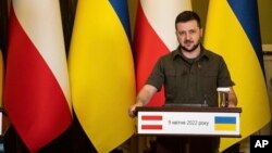 Tổng thống Ukraine Volodymyr Zelenskyy phát biểu tại một cuộc họp báo với Thủ tướng Áo Karl Nehammer ở Kyiv, Ukraine, ngày 9 tháng 4 năm 2022.