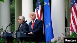 Tổng thống Mỹ Donald Trump và Chủ tịch Ủy hội Châu Âu Jean-Claude Juncker phát biểu về quan hệ thương mại trong Vườn Hồng tại Nhà Trắng, Washington, ngày 25 tháng 7, 2018. 