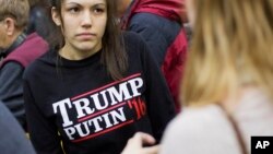 Một phụ nữ mặc áo phông in chữ "Trump Putin '16" trong lúc đợi ông Donald Trump phát biểu ở trường Đại học Plymouth, Plymouth, New Hampshire, 7/2/2016.