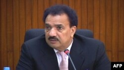 Bộ trưởng Rehman Malik nói rằng chính phủ sẵn sàng giúp các mật báo viên cùng gia đình họ tái định cư hoặc có thể định cư ở nước ngoài nếu họ sợ bị trả thù.