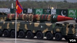 Tên lửa Shaheen-III do Pakistan sản xuất có khả năng mang đầu đạn hạt nhân tại buổi lễ duyệt binh ở Islamabad hôm 23/3.