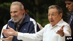 Chủ tịch Cuba Raul Castro (phải) và ông Fidel Castro trong buổi lễ bế mạc Ðại hội Ðảng cộng sản Cuba ở Havana hôm 19/4/11