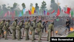 Đặc công, bộ đội, công binh, cảnh sát... tham gia buổi diễn tập quy mô lớn về chống khủng bố, cứu con tin và ngăn chặn biểu tình, bạo loạn. (Ảnh chụp từ trang web của Tuổi Trẻ).