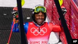 Ayisyen Richardson Viano selebre apre li fini 2em etap kous Slalom gason an nan Jezolenpik Ive 2022 a, 16 Fevriye 2022. 