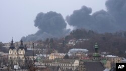 Lafimen monte nan vil Lviv, nan wes Ikren Samdi 26 Mas, 2022. La Risi kontinye ansekle popilasyon nan dives vil nan kad envazyon yo nan Ikren. 