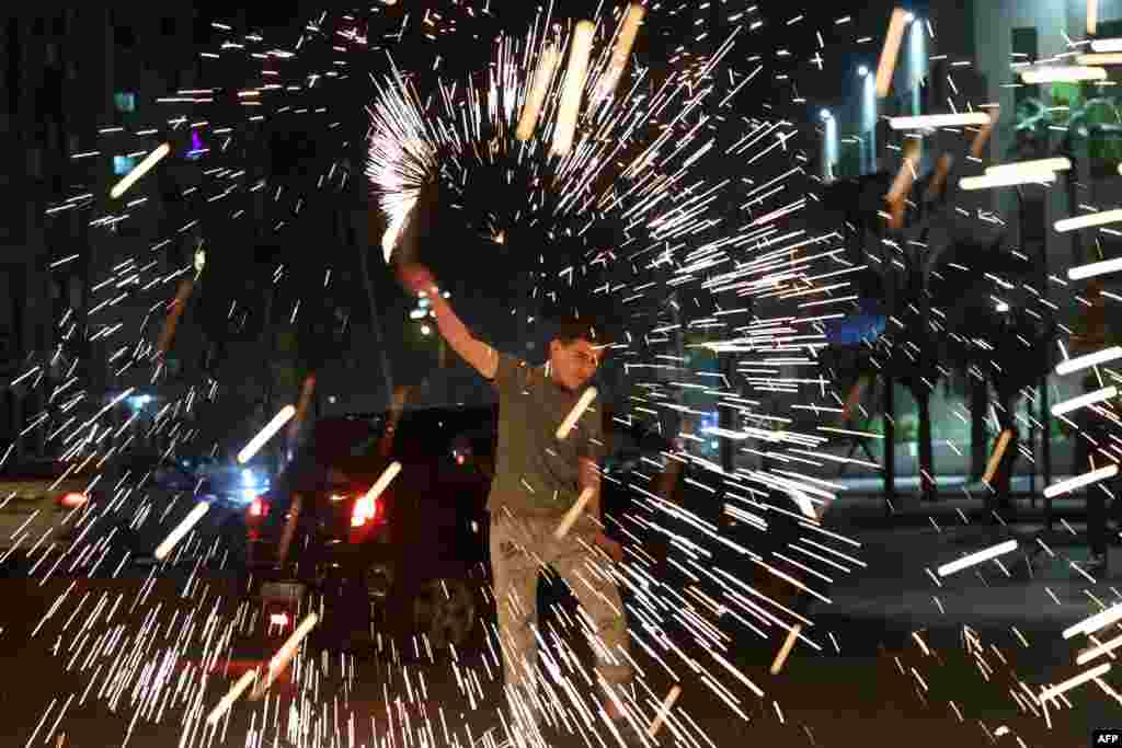 فلسطین میں آتش بازی کے ذریعے رمضان کا استقبال کیا جا رہا ہے۔&nbsp;