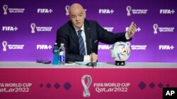 Prezidan FIFA Gianni Infantino pale pandan yon konferans pou lapres Samdi, 19 Nov. 2022 nan Doha, Qatar. 