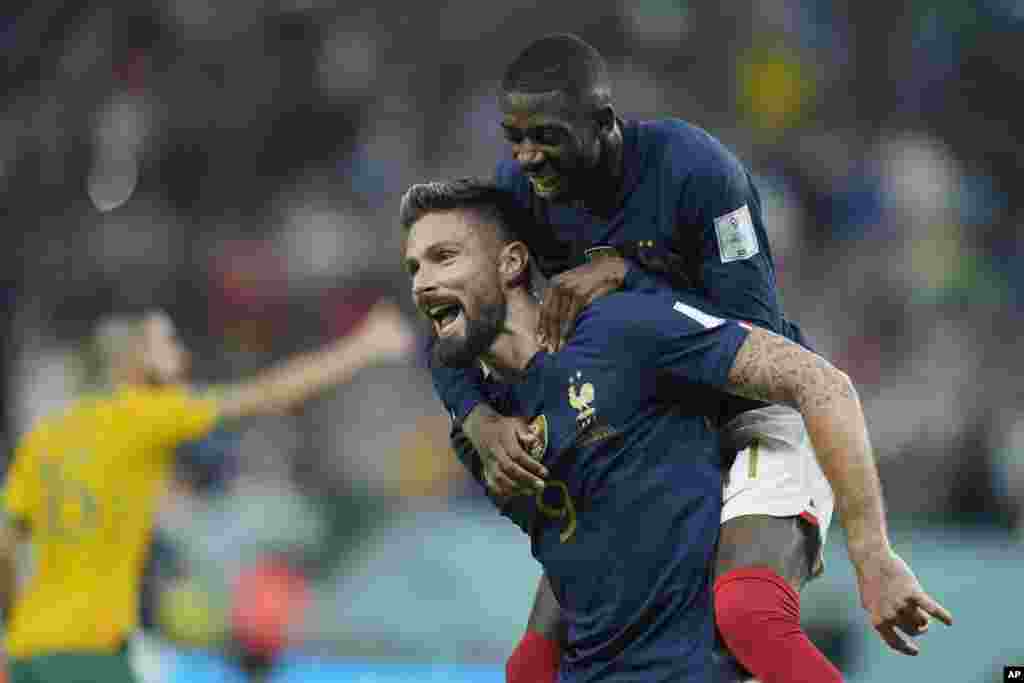 Franse Olivier Giroud a goch fete 2em gol ekip li ak kanmarad Ousmane Dembele nan match La Frans kont Ostrali nan gwoup D a, 22 Nov. 2022. 