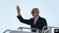 Foto Achiv: Prezidan Joe Biden salye moun anvan li mone nan Air Force One, avyon prezidansyel la nan vil El Paso, Texas, 8 Janvye 2023.