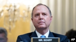 Depite Demokrat eta Kalifoni Adam Schiff koute pandan yon odisyon komite La Chanm kap mennen anket sou atak 6 Janvye sou Capitol la, Jedi 9 Jyen, 2022. 