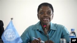 Bà Valerie Amos, đứng đầu các công tác nhân đạo của Liên Hiệp Quốc, nói chuyện với các phóng viên trong một cuộc họp báo tại Yangon, Myanmar, 7/12/2012