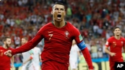 Foto Achiv: Jwe Potigal Cristiano Ronaldo selebre apre ekip li fe yon gol nan match ouveti Mondyal la kont Espay an 2018. 