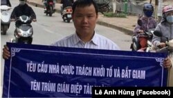 Nhà báo độc lập Lê Anh Hùng cầm tấm biển tố cáo ông Hoàng Trung Hải, cựu phó thủ tướng kiêm bộ trưởng Công nghiệp, trước khi bị bắt và kết án 5 năm tù.