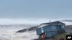 Yon kay vanse nan direksyon lanme nan mitan gwo van Siklon Fiyona nan Port-au-Basques, Newfoundland ak Labrador, Samdi 24 Sept. 2022. 