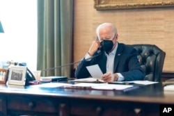 Nan foto sa a ke Lamezonblanch pibliye, Prezidan Joe Biden pale nan telefon ak konseye sekirite nasyonal li yo nan Lamezonblanch, Vandredi 22 Jiye 2022.