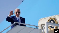 Prezidan Joe Biden salye moun sou pis aterisaj la anvan li pati kite Jeddah, Arabi Saoudit, Samdi 16 Jiye, 2022. 