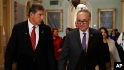 Nghị sĩ Joe Manchin (trái) và nghị sĩ Chuck Schumer.