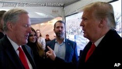 Foto Achiv: Yon videyo komite la chanm nan pibliye kote ansyen Prezidan Donald trump ap pale ak chef kabine li Mark Meadows anvan yon miting politik tou pre Lamezonblanchla 6 Janvye 2021. Nou we nan mitan an pitit gason ni, Donald Trump Jr.