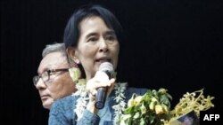 Bà Aung San Suu Kyi phát biểu tại trụ sở chính của Liên minh Toàn Quốc đấu tranh cho Dân chủ ở Yangon, Miến Điện, 14/11/2010