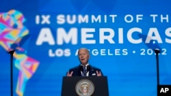 Prezidan Joe Biden pale pandan seremoni ouveti Some Dez Amerik la Mekredi, 8 Jyen 2022 nan Los Angeles. 