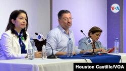 Rodrigo Chaves durante una conferencia este domingo en el Colegio de Periodistas. Foto Houston Castillo, VOA