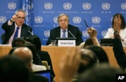 Foto Achiv: Potpawol Nasyonzini Stephane Dujarric (a goch) ak Sekrete Jeneral Nasyonzini Antoni Guterres, pandan yon konferans pou lapres.