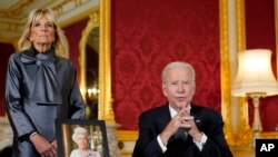 Prezidan Joe Biden pale apre li finn siyen yon liv kondoleyans nan Lancaster House nan Lond, apre lanmo ren Elizabeth II, Dimanch 18 Sept. 2022, li gen bo kote'l premye dam Jill Biden. 