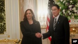 Vis Prezidan Etazini Kamala Harris (a goch) ak Premye Minis Japone Fumio Kishda nan Tokyo, Japon, Lendi 26 Sept. 2022. 