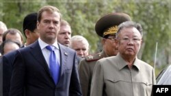 Lãnh đạo Bắc Triều Tiên Kim Jong Il, phải, và Tổng thống Nga Dmitry Medvedev tại một căn cứ quân sự ở Sosnovy Bor, 24/8/2011