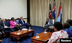 Ngoại trưởng Hoa Kỳ John Kerry (giữa) trao đổi với Tổng thống Kenya Uhuru Kenyatta trong cuộc họp song phương ở Nairobi, ngày 22 tháng 8 năm 2016.