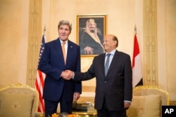 Ngoại trưởng Hoa Kỳ John Kerry gặp tổng thống lưu vong của Yemen Abdu Rabu Mansour Hadi tại Riyadh, Ả Rập Xê Út, ngày 7/5/2015.