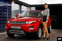 Nữ diễn viên Bollywood Nargis Fakhri đứng cạnh chiếc Range Rover Evoques ở Ấn Độ. Land Rover Evoque đã giành được 160 giải thưởng trên toàn thế giới kể từ khi ra mắt vào năm 2011.